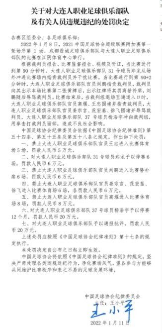 图片上，戴着帽子的星爷低头微笑，头顶金色大字书：;周星驰新作杀青，右下角亦有;周星驰贴吧的字样